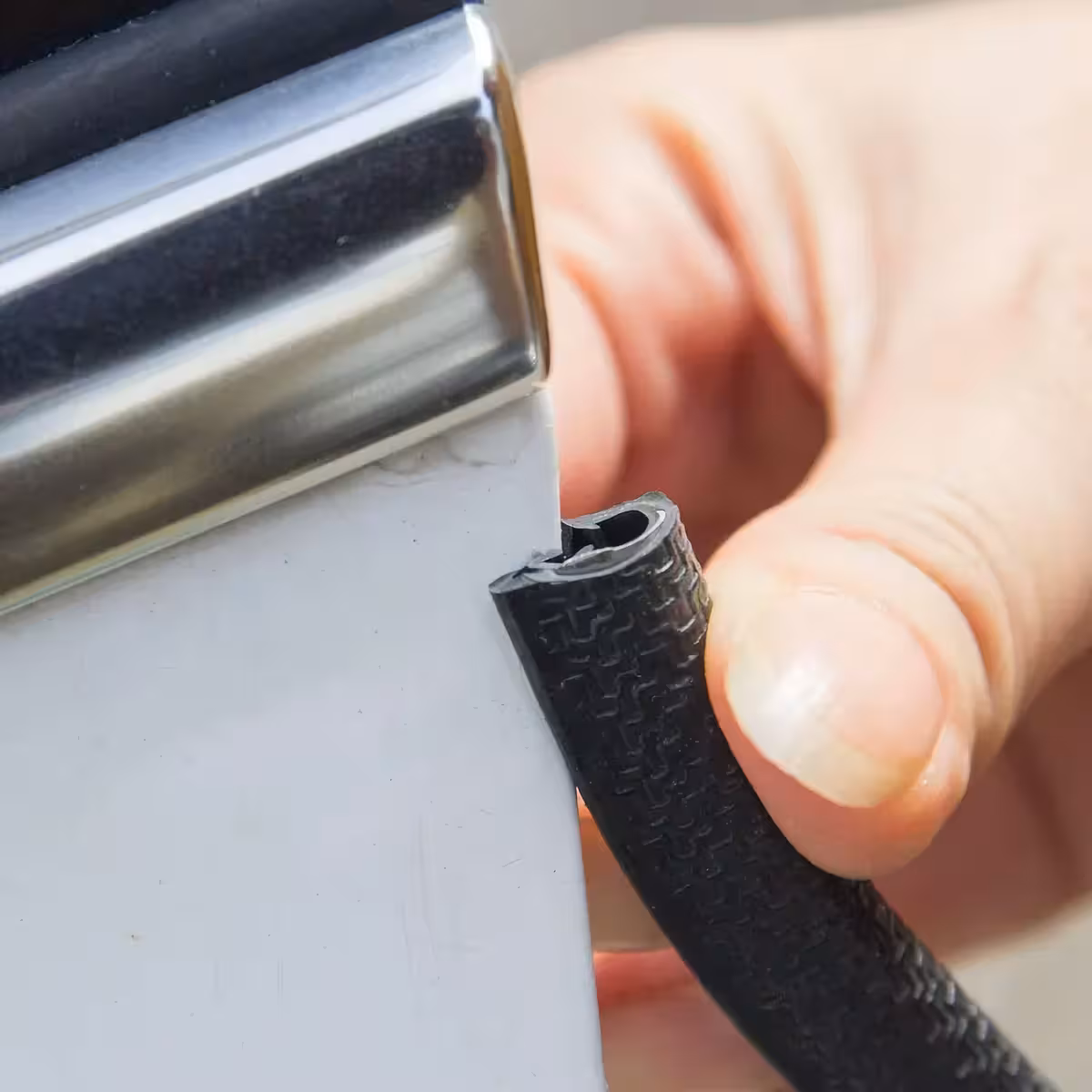 Fleksibilni zaščitni trak za robove avtomobilskih vrat