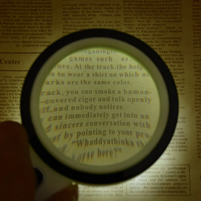 Lupa z vgrajeno osvetlitvijo Lupa z LED lučjo in natančno povečavo za fine detajle