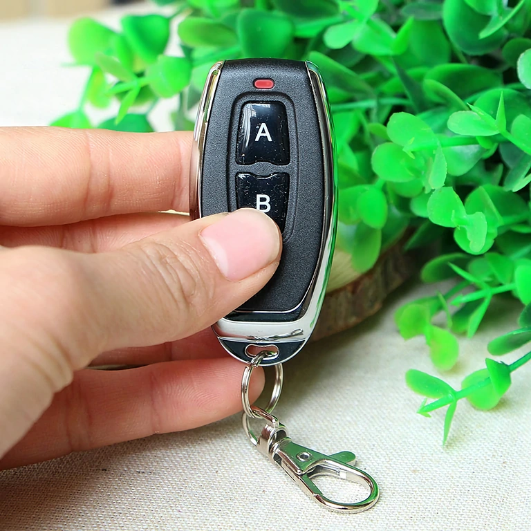 Kompakten model z 2 gumboma, deluje na 433MHz, učna koda 1527