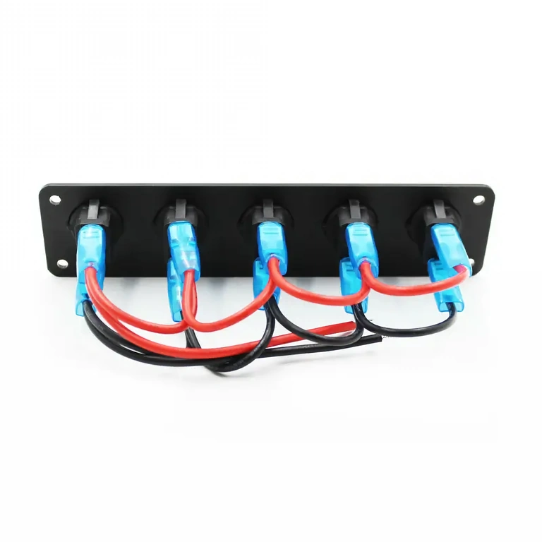 Podrobnost priključitve na zadnji strani Električni konektorji na zadnji strani plošče