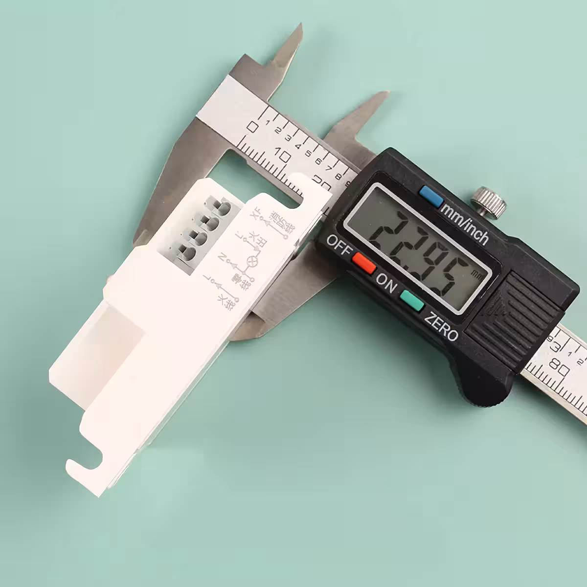 Slika senzorja mraka z merjenjem s kljunasto merilko za natančne dimenzije