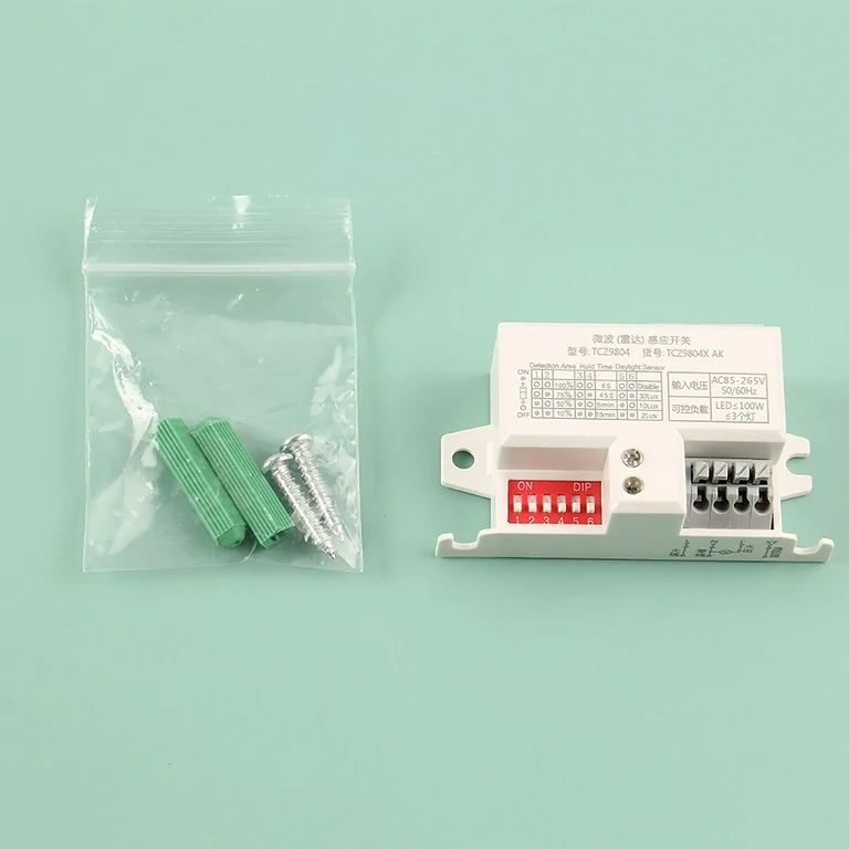 Montažni komplet za senzor Priloženi montažni dodatki za mikrotalasni senzor gibanja