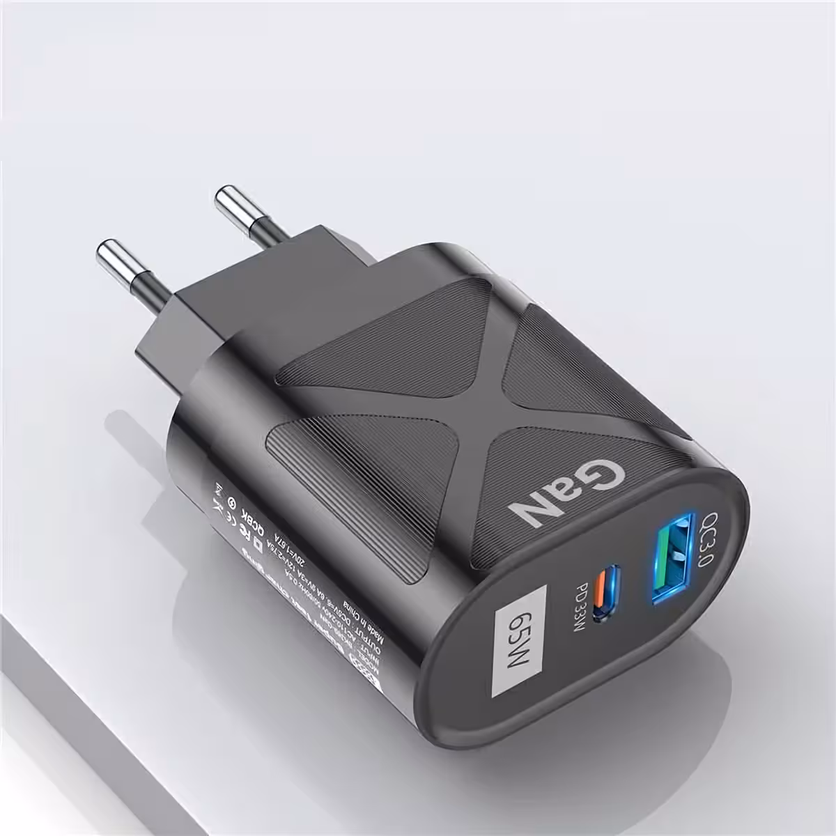 Črn polnilec z dvema priključkoma, idealen za telefon in tablico