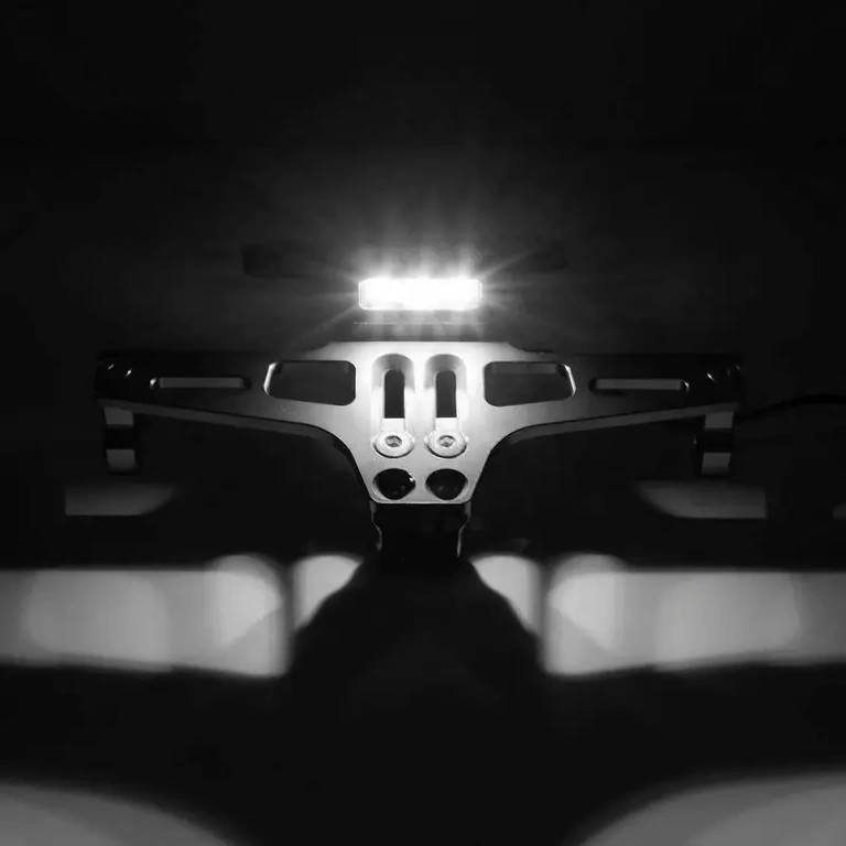 Črn nosilec tablice motorja Črn kompaktni nosilec motorne tablice z modernim dizajnom