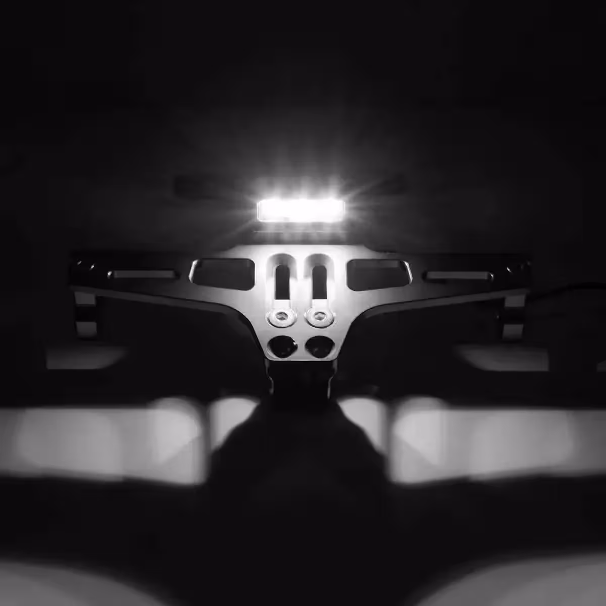 Črn kompaktni nosilec motorne tablice z modernim dizajnom