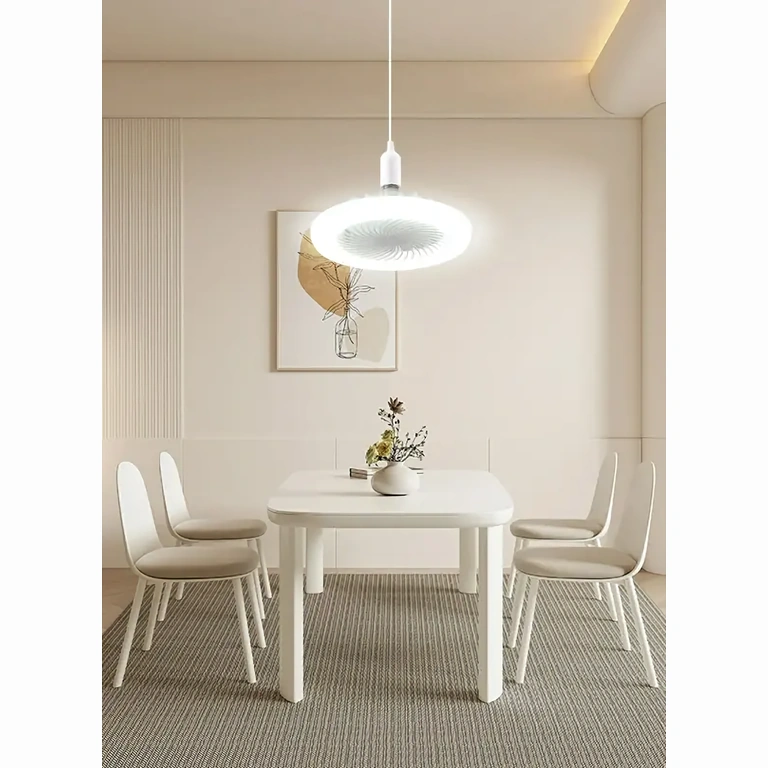 Moderen ventilator s svetlobo za dnevno sobo Stropni ventilator z modernim dizajnom, nameščen v dnevni sobi