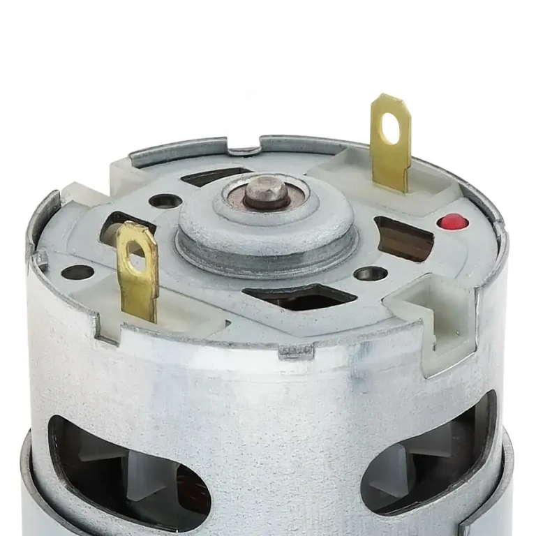 Pogled od zgoraj na DC motor RS-550 z nameščenim zobnikom