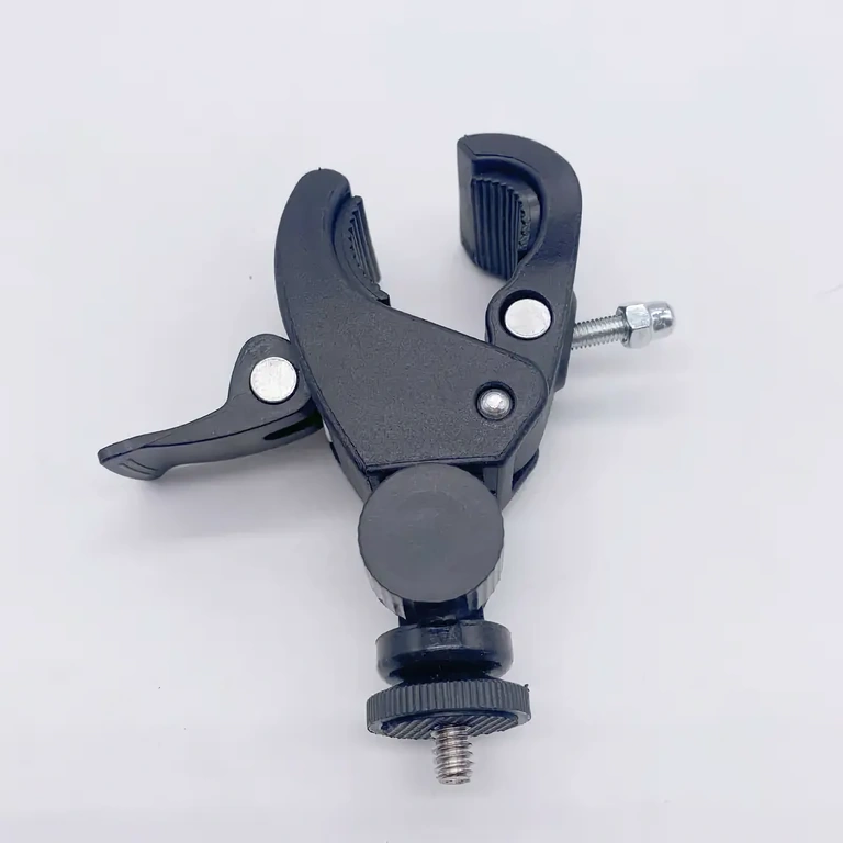 Varna pritrditev nosilca kamere Varna in stabilna pritrditev kamere na krmilo za dinamične avanture