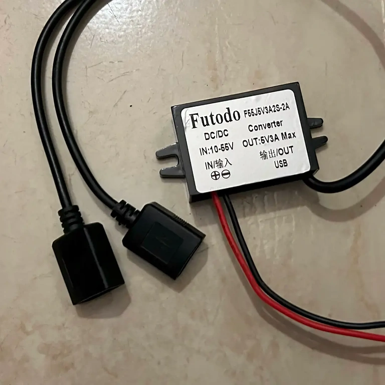 Podrobnost USB priključkov Dvojni USB priključki za istočasno polnjenje 5V 3A