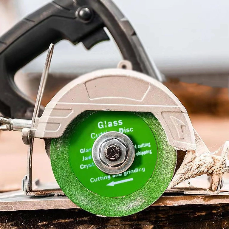 Disk nameščen na standardni kotni brusilnik