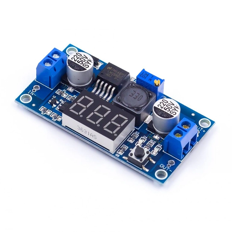 Podrobnost LM2596 modula – bližnji posnetek Makro LM2596 step-down modul z zaslonom in nastavitvijo napetosti