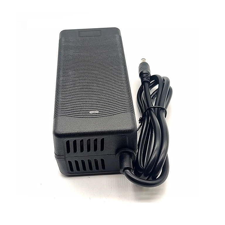 Polnilec visoke zmogljivosti Polnilec 36V–42V 3A, visoka učinkovitost in nizka poraba energije