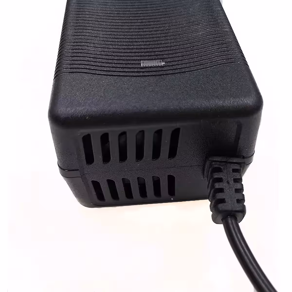 Pametni polnilec 36V–42V za električna vozila, zaščita pred prenapetostjo in prekomernim tokom