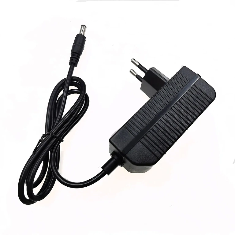 Polnilec 16.8V Li-Ion 2A – fotografija iz različnih kotov, prikazuje kompaktno in prenosno zasnovo za baterije 14.4V