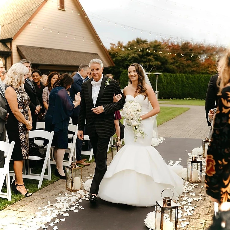 Beli cvetni listi za fotografiranje Beli umetni cvetni listi za dekoracijo pri romantičnem fotografiranju