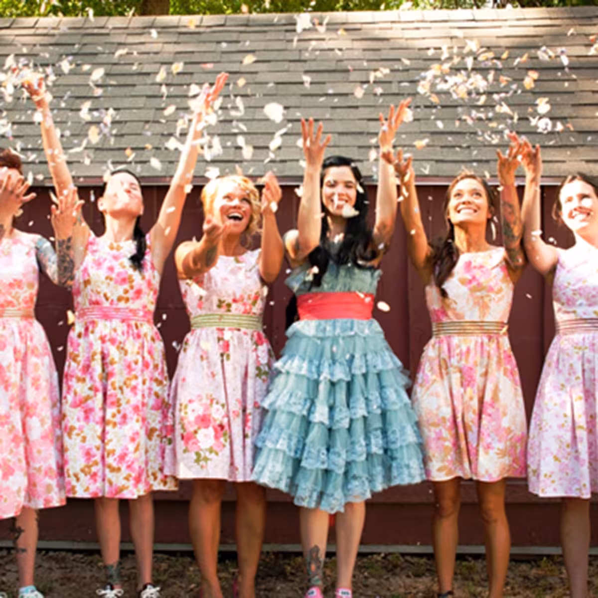 Beli umetni cvetni listi za dekoracijo poroke, obletnice ali zabave