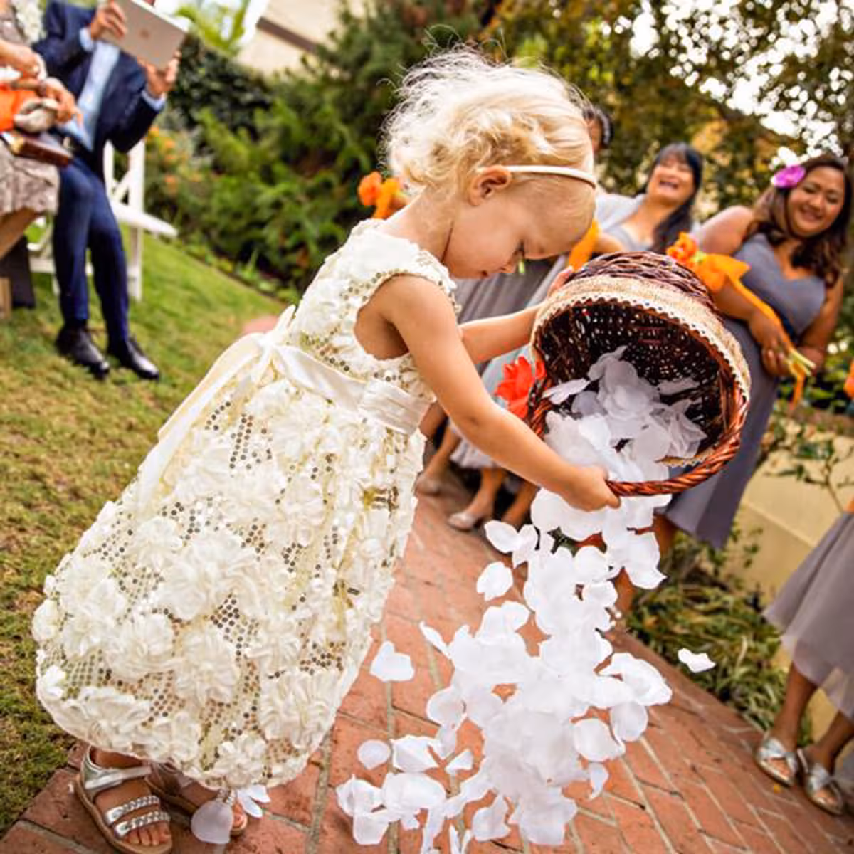 Beli umetni cvetni listi za dekoracijo poročnega prehoda