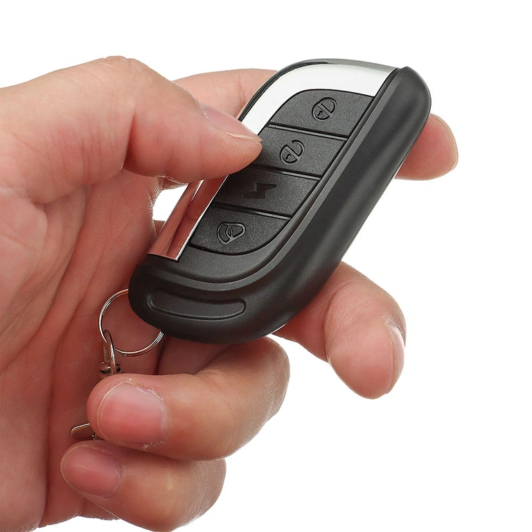 Daljinski upravljalnik za vklop in izklop protivlomne alarme za skiro