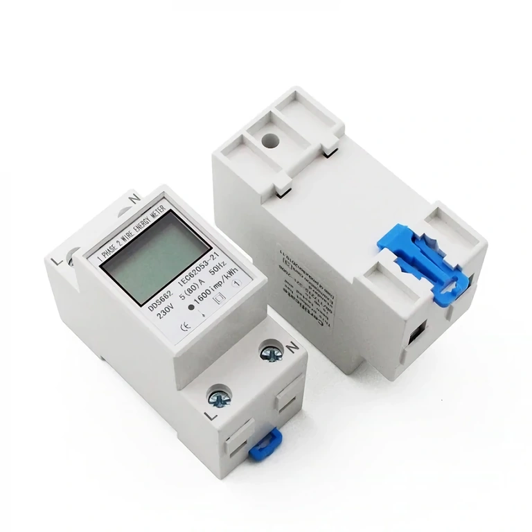 Digitalni števec z SMT integriranimi vezji, stabilen in odporen na elektromagnetne motnje