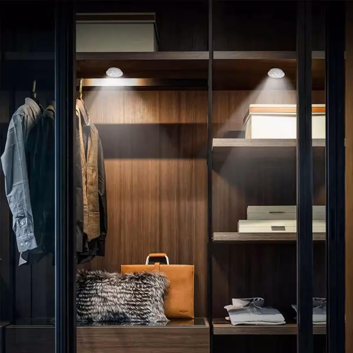 LED spoti idealni za montažo pod omare, police ali v garaže