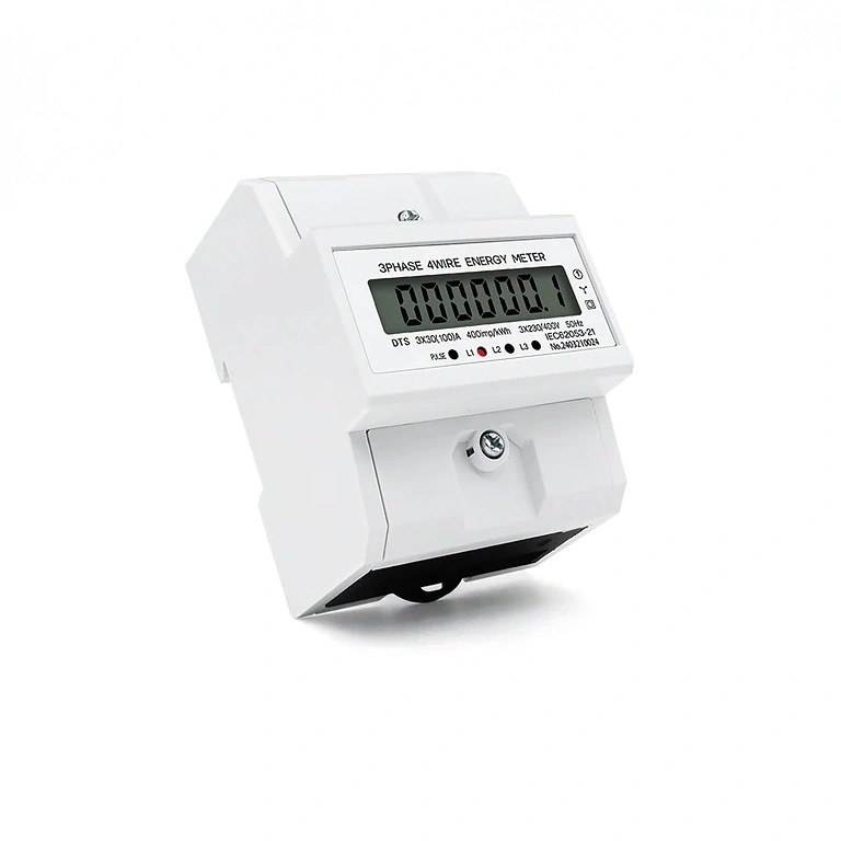 Stranski pogled digitalnega trifaznega števca, nameščenega v omarici