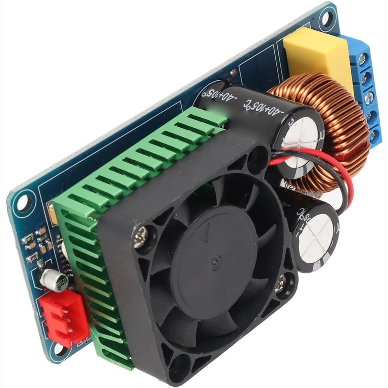 Detajl hladilnika za hlajenje mono ojačevalnika 500 W