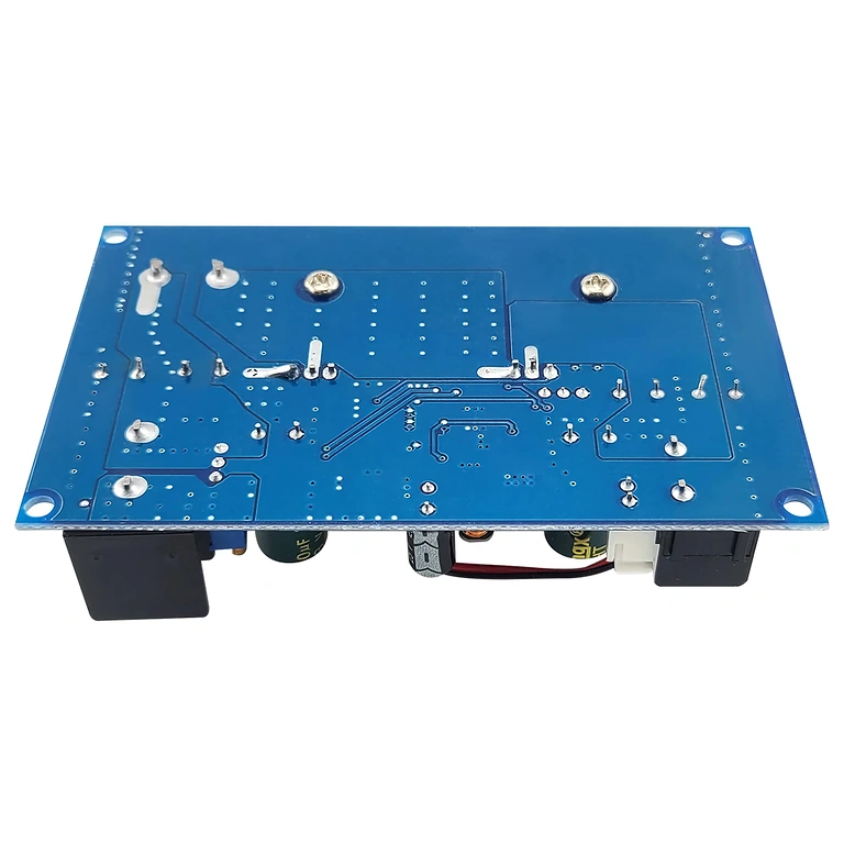 Podrobna slika zadnje strani DC-DC step-down pretvornika 600 W 25 A s priključki in hladilnimi elementi