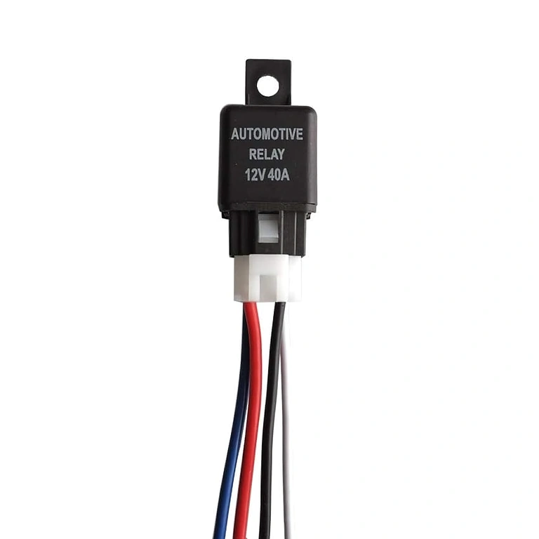 Avtomobilski rele 12 V 4 pini 40 A s podnožjem – jasen sprednji pogled
