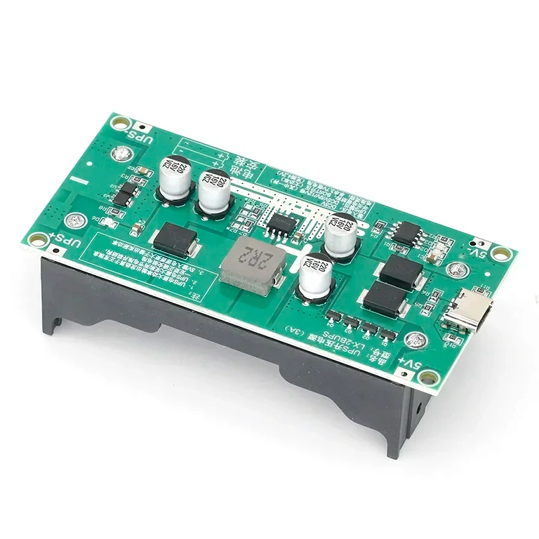 Mini UPS modul povezan z 2 baterijama 18650, pripravljen za neprekinjeno napajanje