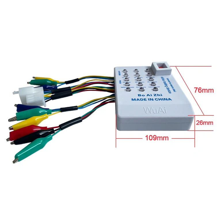 Univerzalni tester – priklop baterije Baterija priključena na univerzalni tester za preverjanje krmilnika