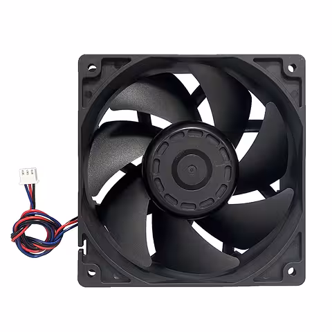 Pogled od spredaj na 120x120mm 24V aksialni ventilator
